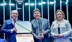 Rafael Fonteles recebe comenda do Senado por avanço histórico da alfabetização no Piauí