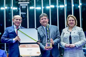 Rafael Fonteles recebe comenda do Senado por avanço do Piauí na alfabetização na idade certa (Foto: Geraldo Magela)
