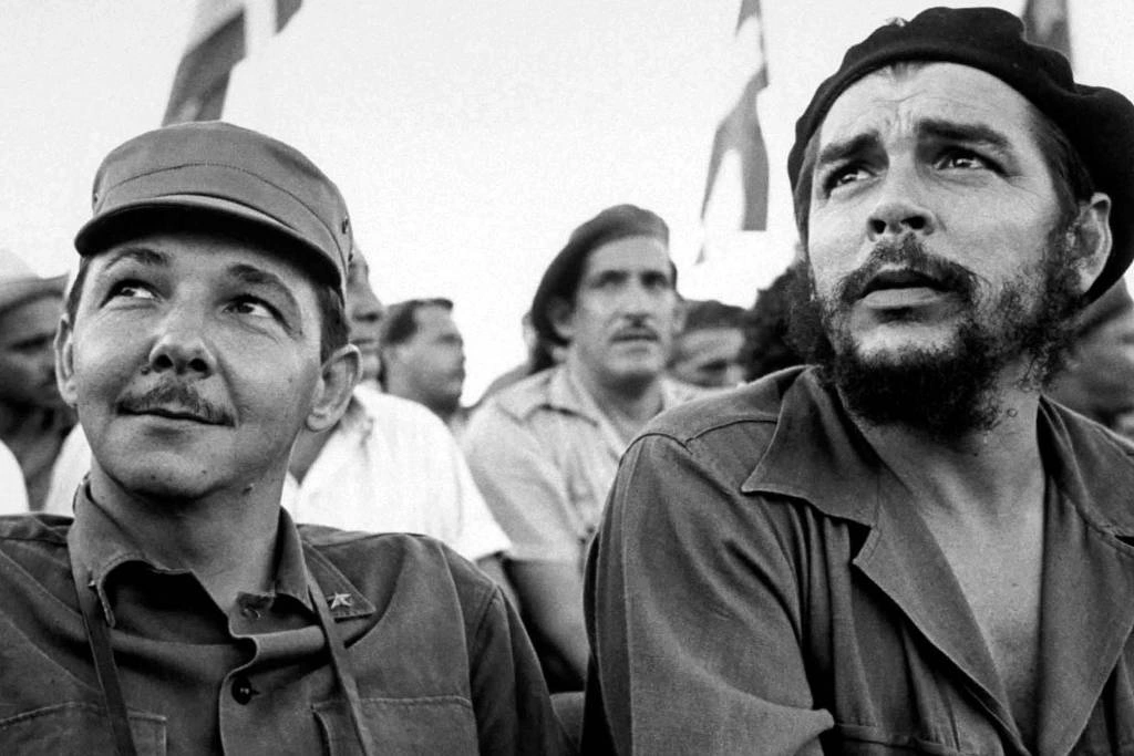 Raúl Castro ao lado de Che Guevara, em 1964