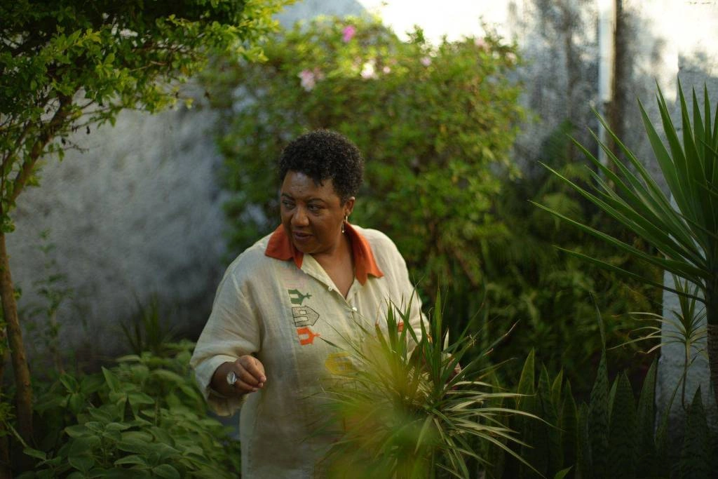 Rosana Paulino no jardim de sua casa, em Pirituba, São Paulo