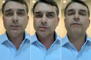 Senador Flávio Bolsonaro, pré-candidato pelo PL à Presidência da República, durante entrevista à Globonews (Foto: Reprodução Globonews)