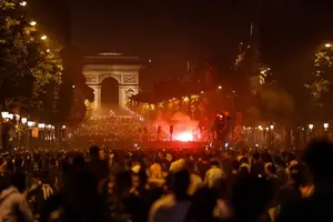 Torcedores do PSG se reúnem na avenida Champs-Élysées, em Paris, após a vitória do clube (Foto: AFP)