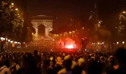 Festa ou vandalismo? França prende centenas após caos em comemoração do PSG