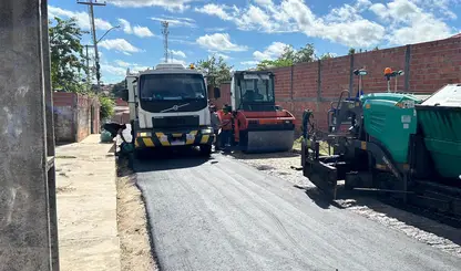 Rafael Fonteles vistoria obras do Mais Asfalto na zona leste de Teresina