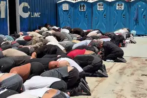 Vídeo divulgado por Itamar Ben-Gvir mostra ativistas ajoelhados em embarcação militar de Israel (Foto: Itamar Ben-Gvir/no X)