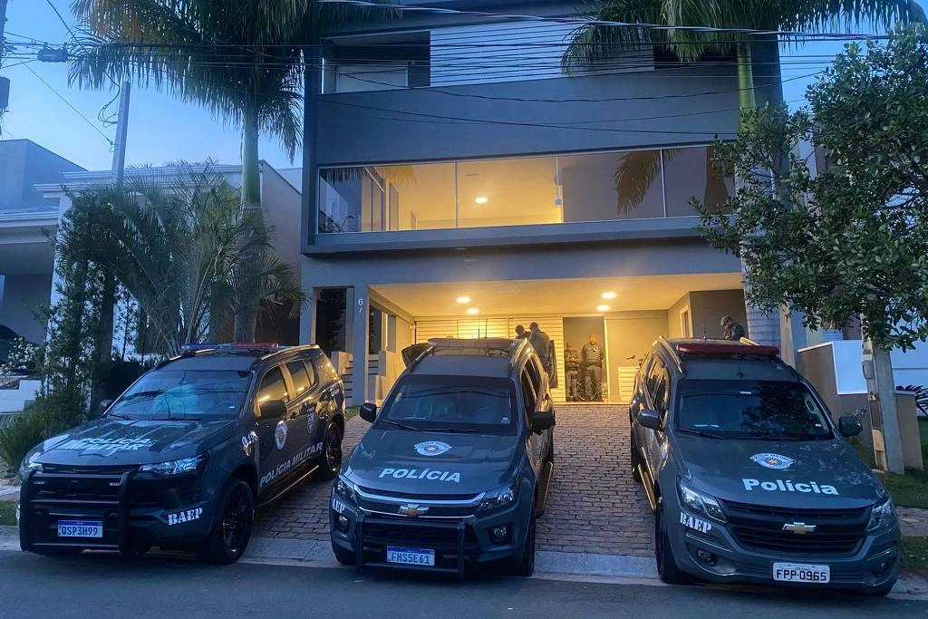 Agentes do 1° Baep durante cumprimento de mandados em Campinas