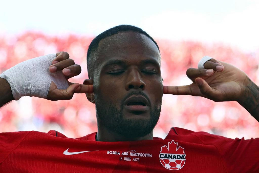 Atacante Larin comemora o seu gol, que empatou a partida contra a Bósnia e Herzegovina no estádio de Toronto e garantiu o primeiro ponto do Canadá em Copas