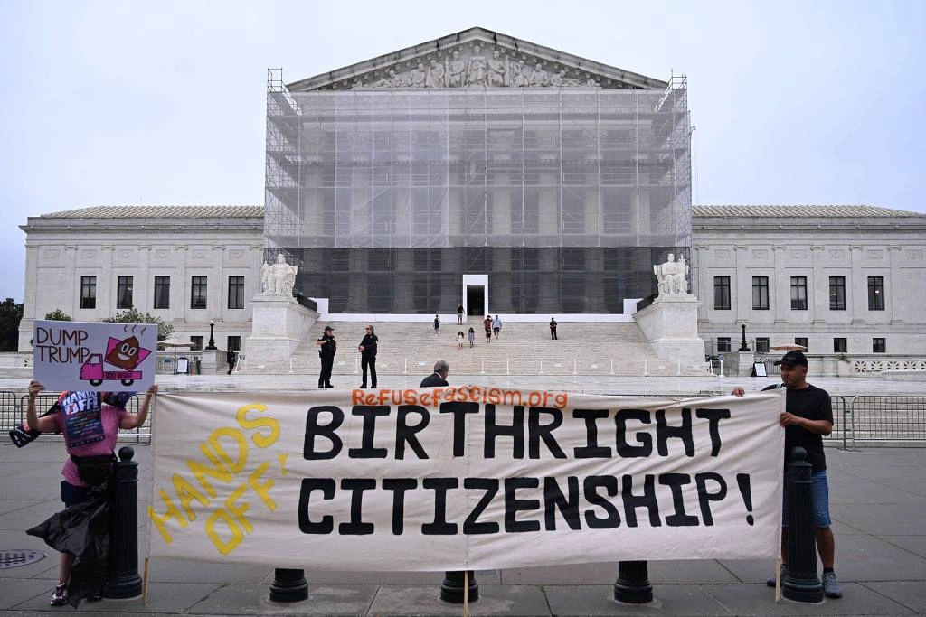 Ativistas fazem protesto contra decreto de Trump que limita acesso à cidadania por nascimento nos EUA em frente à Suprema Corte, em Washington