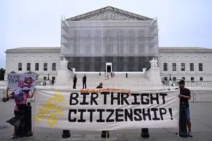 Ativistas fazem protesto contra decreto de Trump que limita acesso à cidadania por nascimento nos EUA em frente à Suprema Corte, em Washington (Foto: Alex Wroblewski - 27.jun.25/AFP)
