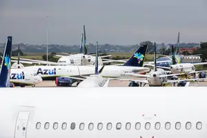 Aviões da Azul estacionados no hangar da empresa no Aeroporto Internacional de Viracopos, em Campinas (Foto: Eduardo Knapp)