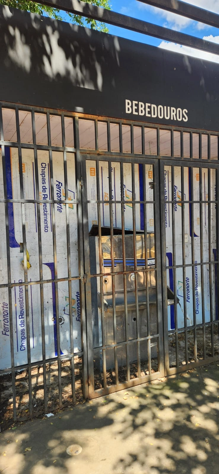 Bebedouro atrás do banheiro público abandonado na praça do Poty Velho