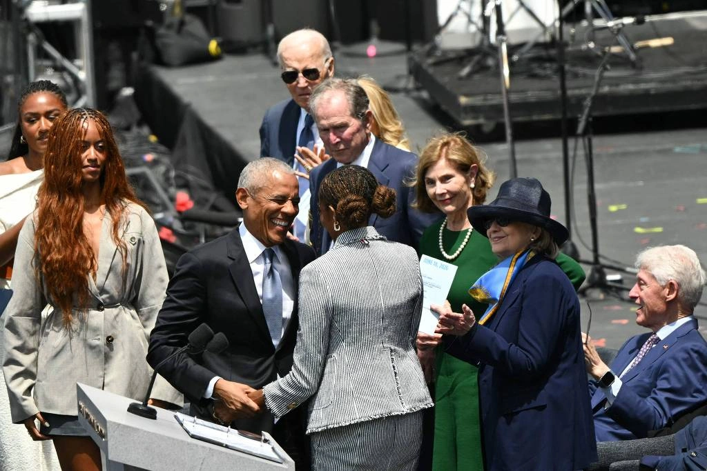 Da esq. para a dir., Sasha e Malia, as filhas de Obama, os ex-presidentes Barack Obama, Joe Biden, George W. Bush e Bill Clinton, a ex-primeira-dama Laura Bush e a ex-secretária de Estado Hillary Clinton (de chapéu) participam da inauguração do Centro Presidencial Barack Obama, em Chicago