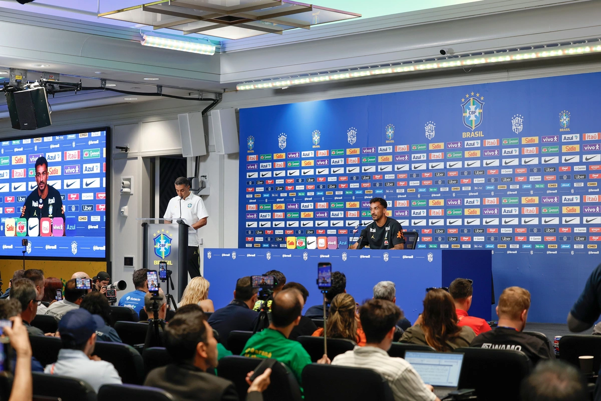 Danilo durante entrevista coletiva pela Seleção Brasileira em Nova Jersey