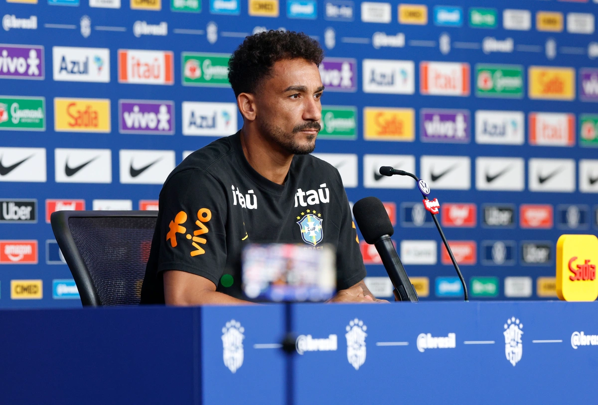 Danilo durante entrevista coletiva pela Seleção Brasileira em Nova Jersey