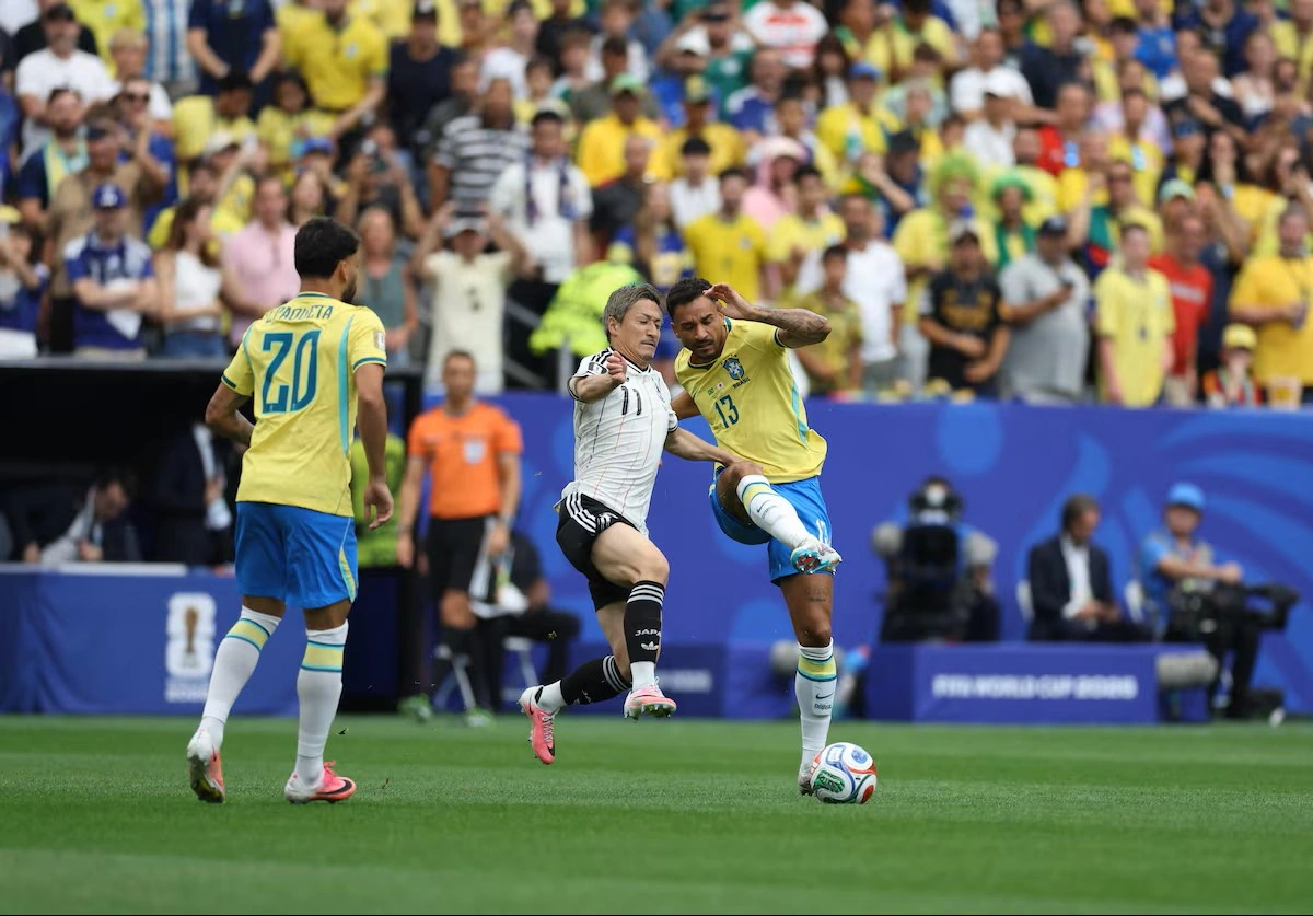 Danilo e Paquetá disputam a bola em Brasil x Japão na Copa do Mundo
