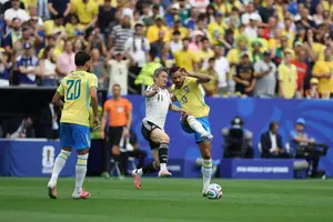 Danilo e Paquetá disputam a bola em Brasil x Japão na Copa do Mundo (Foto: Werther Santana)
