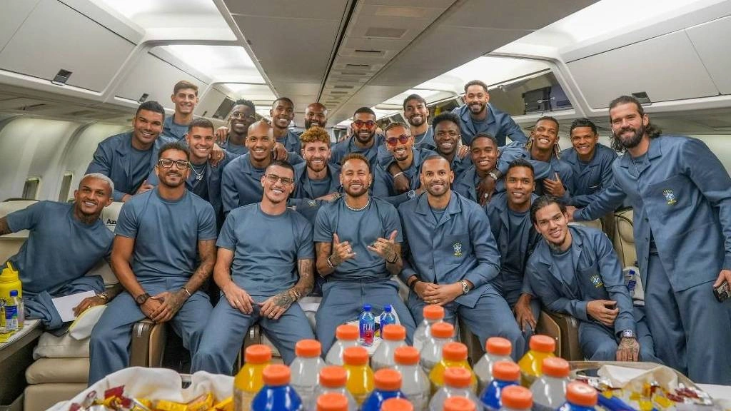 Delegação da seleção brasileira dentro do avião no embarque para os Estados Unidos, onde buscará o hexacampeonato da Copa do Mundo de futebol