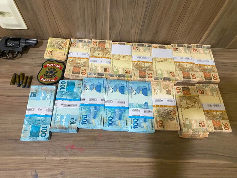 Dinheiro e arma apreendidos durante operação da Polícia Federal