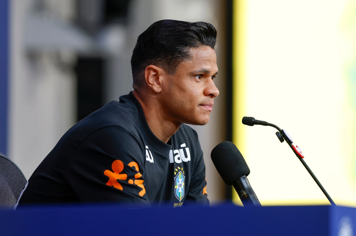 Douglas Santos durante entrevista coletiva pela Seleção Brasileira em Nova Jersey