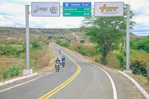 Em São Miguel do Fidalgo, governador inaugura recuperação da PI-241 e destaca investimento de R$26 milhões em rodovias da região (Foto: João Albert)