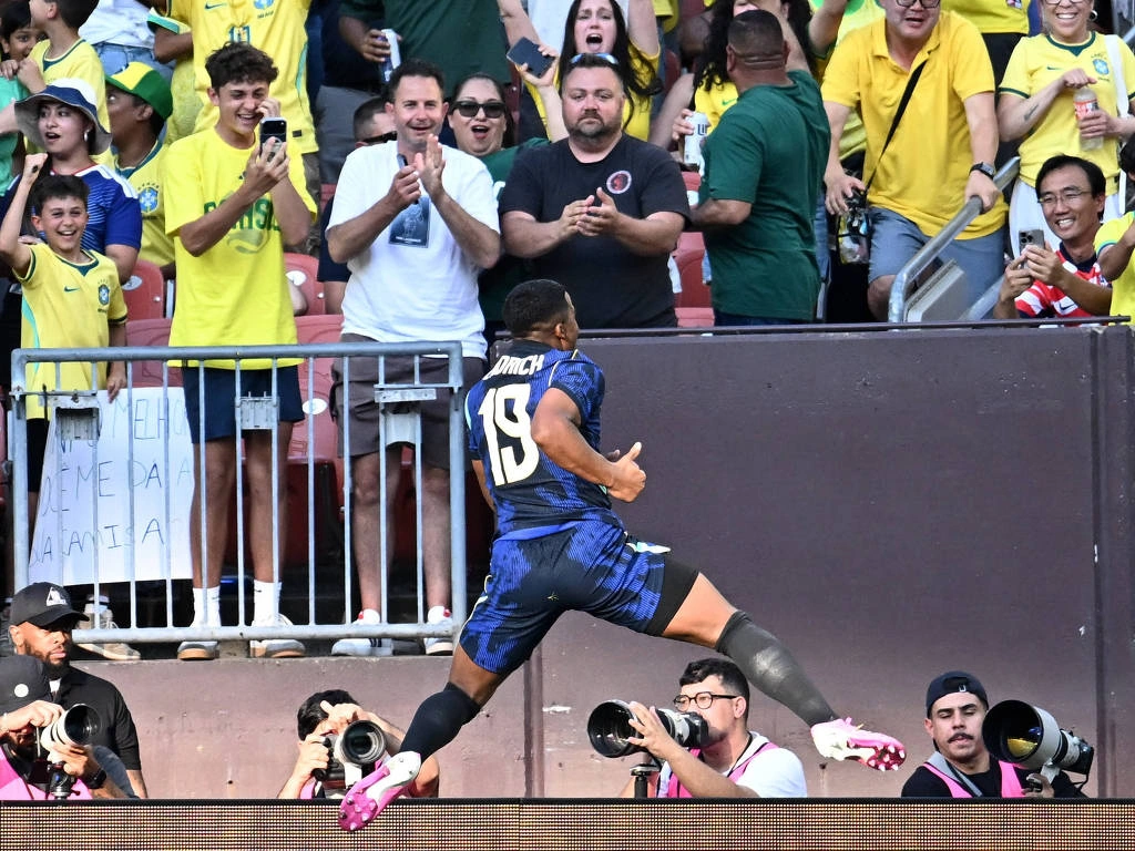 Endrick celebra o gol da vitória do Brasil em Cleveland