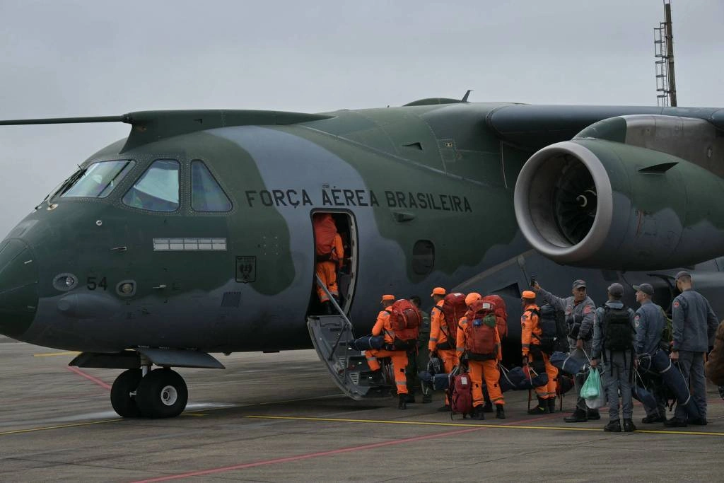 Equipe de socorristas brasileiros embarca em avião da FAB com destino à Venezuela para auxiliar na resposta humanitária aos terremotos no país