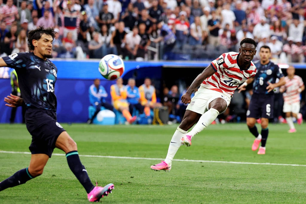 Folarin Balogun acerta um chutaço de canhota no ângulo do goleiro paraguaio Gill, marcando o 2º gol dele e o 3º dos EUA no duelo em Los Angeles