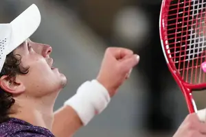 Fonseca faz história e chega às quartas masculinas de Roland Garros 22 anos após Guga (Foto: AFP)