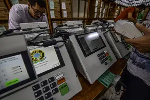Funcionários da Justiça Eleitoral trabalham em testes de urnas eletrônicas (Foto: Lucas Lacaz Ruiz)