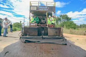Governador vistoria obras de recuperação da PI-239 entre Arraial e Cajazeiras do Piauí e reforça benefícios para região (Foto: João Albert)