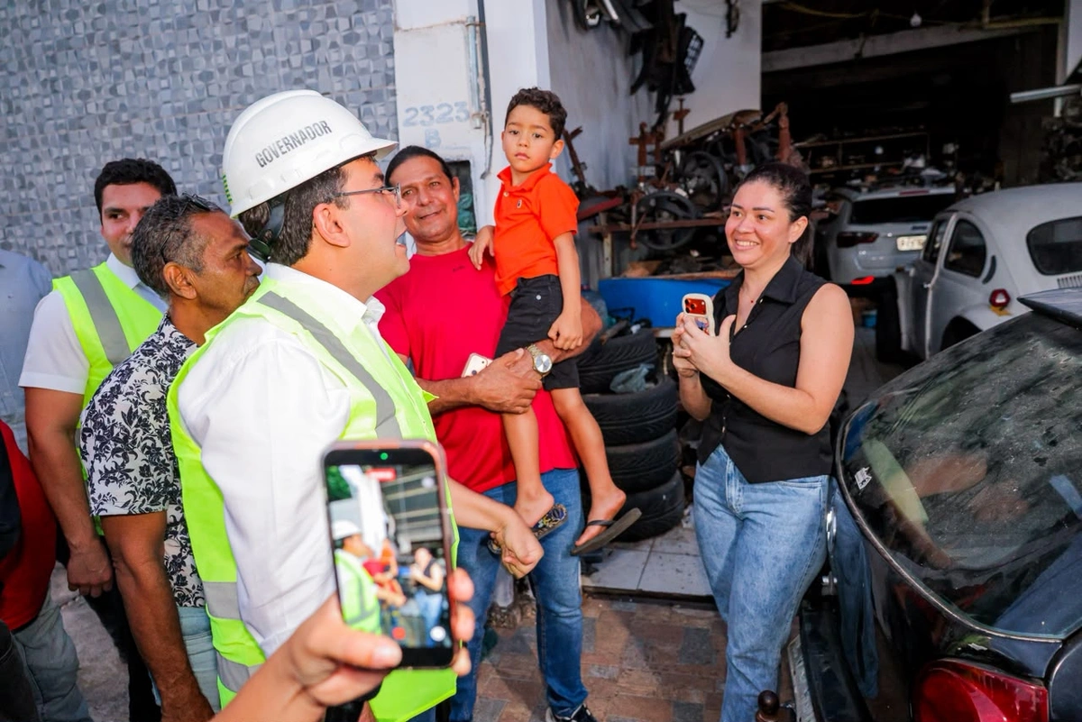 Governador vistoria obras no bairro Vermelha, que recebe novo asfalto em seis ruas