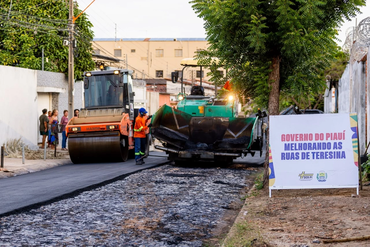 Governador vistoria obras no bairro Vermelha, que recebe novo asfalto em seis ruas