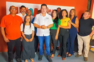 Gustavo Henrique na sede do AVANTE 70 Piauí ladeado de pré-candidatos e candidatas a deputado federal e estadual (Foto: Rede Social)