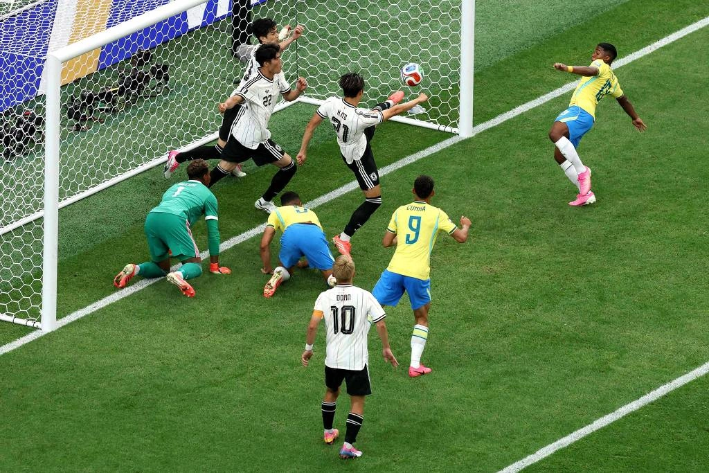 Japoneses bloqueiam cabeçada de Casemiro na pequena área durante a partida pela fase de 32 da Copa do Mundo