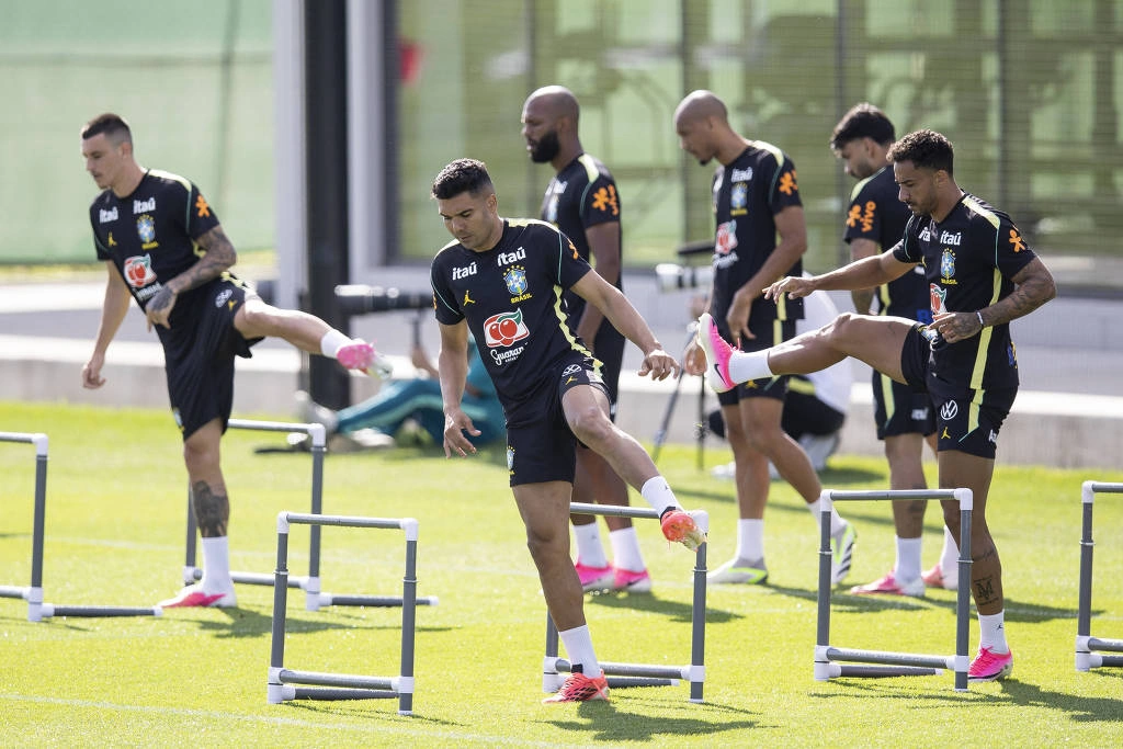 Jogadores realizam aquecimento para o treino de segunda-feira da seleção; Neymar, em recuperação de lesão, não participou da atividade em Morristown