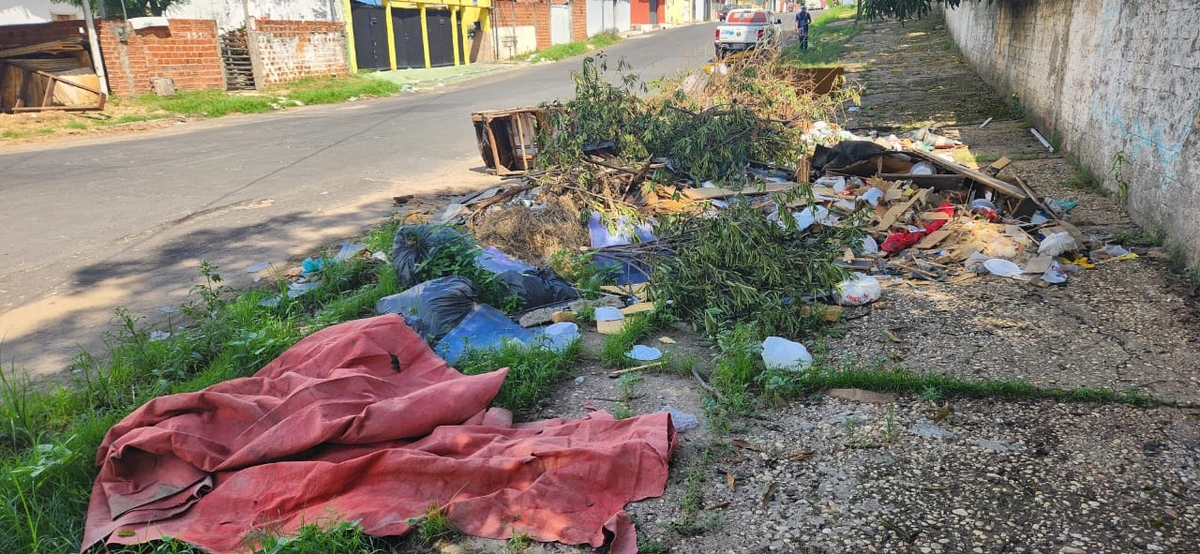 Lixo na calçada do cemitério do Buenos Aires