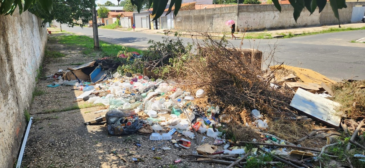 Lixo na calçada do cemitério do Buenos Aires