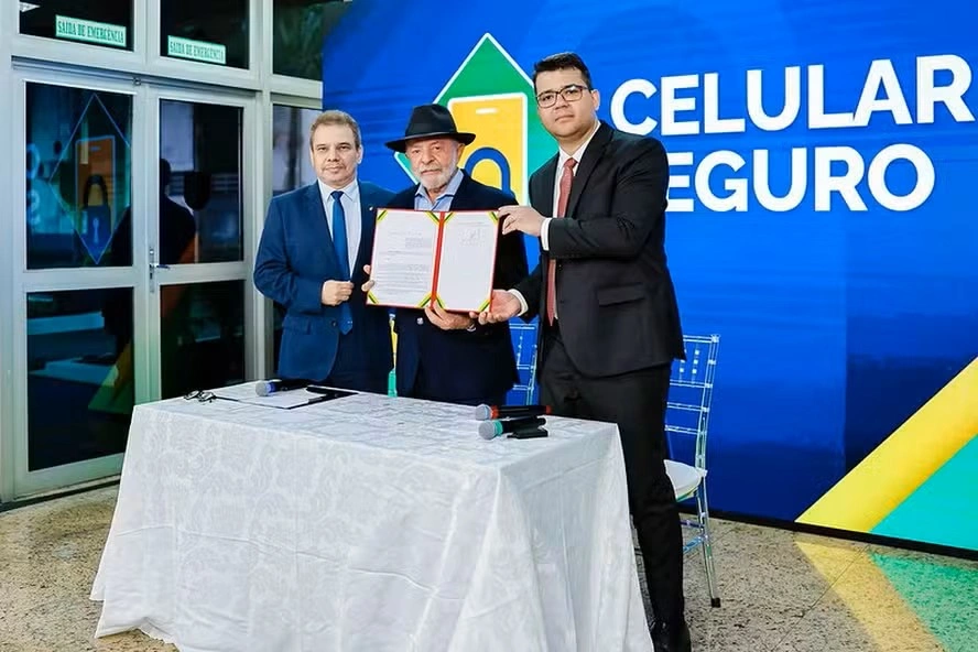 Lula, durante anúncio sobre o Programa Celular Seguro, na Base Aérea de São Paulo