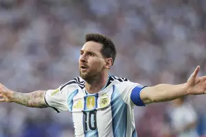 Messi celebra gol contra a Argélia (Foto: Du Yu/Xinhua)