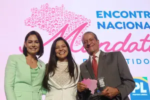 Michelle Bolsonaro, Priscila Costa e Valdemar Costa Neto durante o Encontro Nacional de Mandatárias do PL, no ano passado (Foto: Beto Barata)