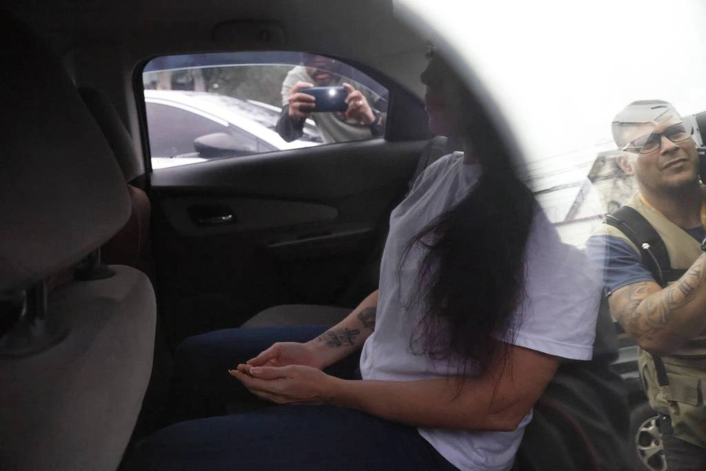 Monique Medeiros deixa, na tarde desta quinta-feira (4), penitenciária na zona oeste do Rio de Janeiro