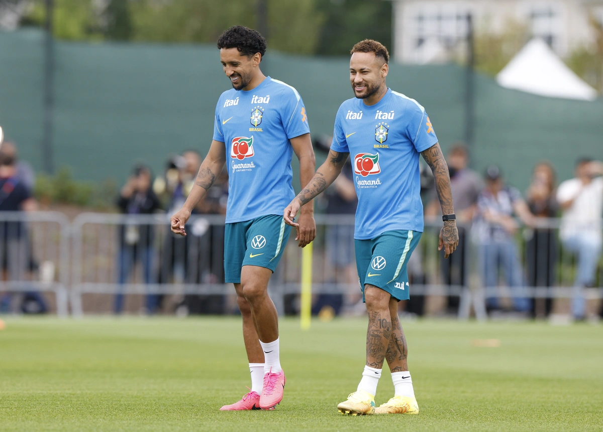 Neymar treinou normalmente com o restante do grupo
