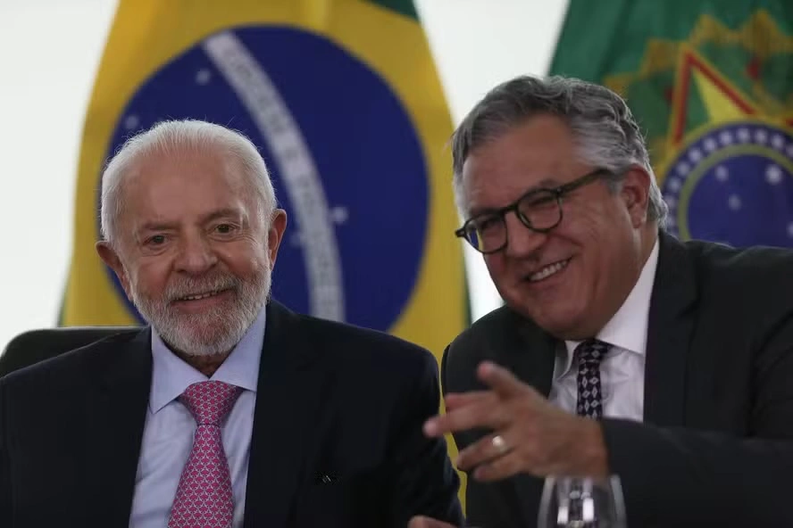 O presidente da República, Luiz Inácio Lula da Silva, cumprimenta o ministro da Saúde, Alexandre Padilha