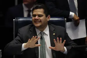 O presidente do Senado, Davi Alcolumbre (União Brasil-AP), pede calma aos parlamentares durante sessão no plenário. (Foto: Pedro Ladeira)