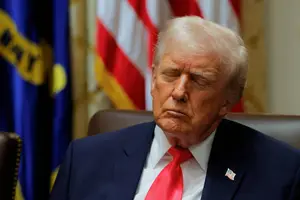 O presidente dos EUA, Donald Trump, aparenta dormir em reunião na Casa Branca; imagens do mandatário de olhos fechados viraram combustível para questionamentos sobre condição de governar (Foto: Reuters)