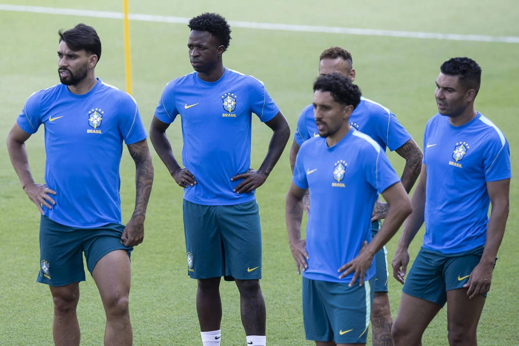 Paquetá, Vinicius Junior, Marquinhos e Casemiro, quatro dos titulares na equipe que Carlo Ancelotti encontrou para o Brasil; ao fundo, Neymar, que ficará no banco