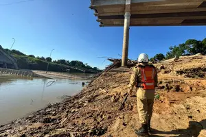 Ponte Frei Paolino Baldassari desabou na noite de sexta-feira (5), em Sena Madureira (AC) (Foto: Reprodução)