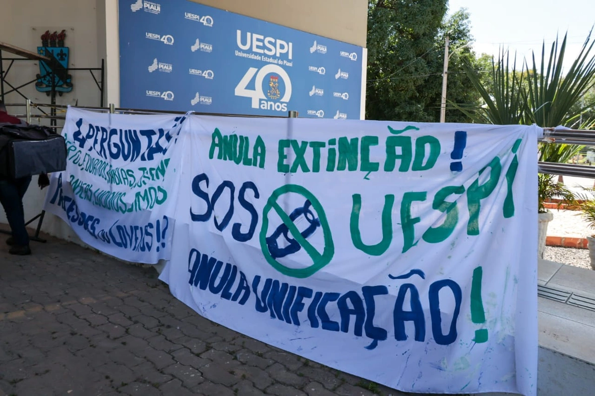 Professores e alunos fazem ato contra fechamento de cursos na Uespi