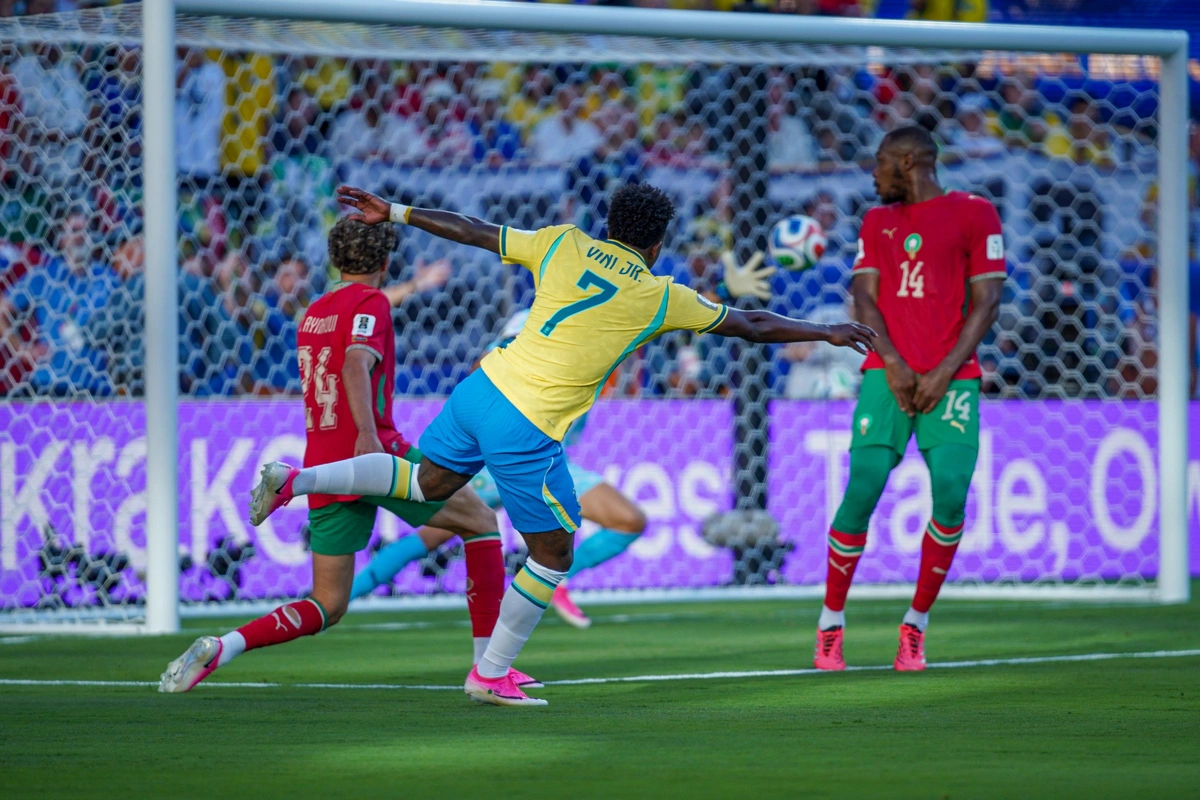 Que pintura! Vinicius Junior corta o marcador e chuta para marcar o gol de empate do Brasil