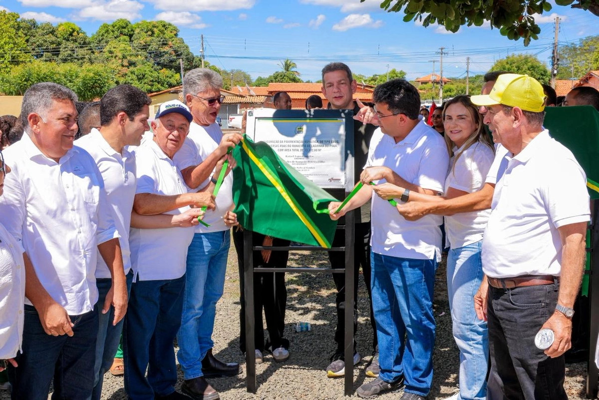 Rafael Fonteles entrega 10 ruas asfaltadas, praça revitalizada e brinquedopraça em Lagoinha do Piauí